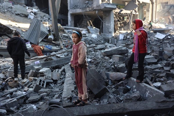 أطفال فلسطينيون يتفقدون الأضرار التي لحقت بموقع غارة إسرائيلية في جباليا وسط قطاع غزة (أ.ف.پ)