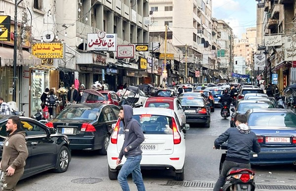 حركة ناشطة في منطقة البربير ـ النويري التجارية في بيروت في أول يوم عمل بعد عطلة رأس السنة (محمود الطويل)
