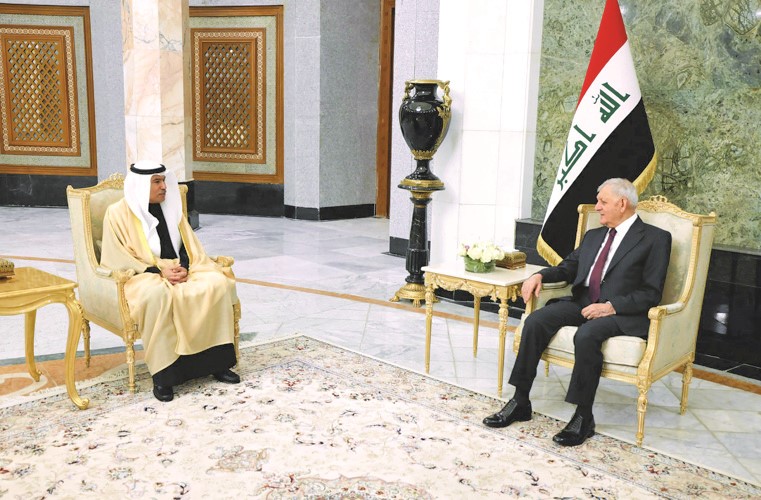 الرئيس العراقي عبداللطيف رشيد خلال لقائه سفيرنا في بغداد حسن زمان