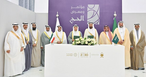 وزير الأوقاف د.محمد الوسمي ووزير الحج السعودي د.توفيق الربيعة ومدير مكتب وزير الأوقاف د.طلال المدعج ومدير إدارة الحج والعمرة سطام المزين ومراقب اللجنة العليا للحج والعمرة محمد السعيدي واختصاصي قانوني من مكتب وزير الأوقاف خالد العميرة وقنصل الكويت العام في السعودية يوسف التنيب والملحق الديبلوماسي صالح السعيد