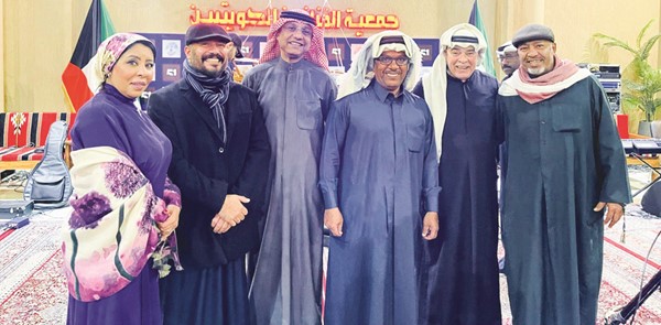 أحمد الماص وفتحي الصقر وسلمان العماري وزبير العميري مع مقدمي البرنامج