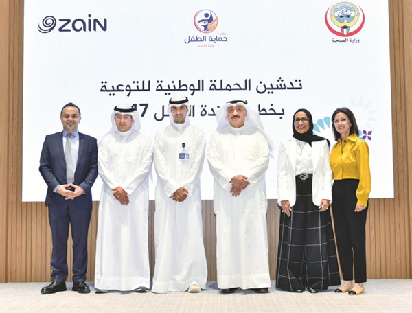 وزير الصحة د.أحمد العوضي وبدر الخرافي خلال حفل تدشين حملة خط مساندة الطفل (147)