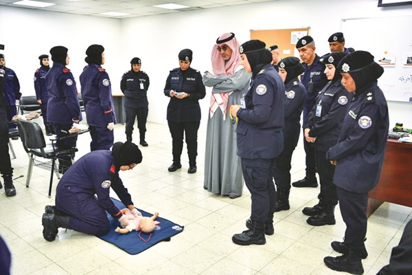 النائب الأول يتابع بروڤة عملية تنفس اصطناعي لطفل مصاب من قبل إحدى عناصر الشرطة النسائية