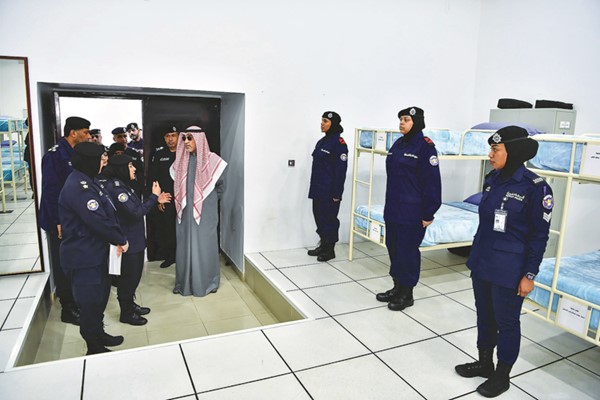 الشيخ فهد اليوسف يطلع على مهاجع الشرطة النسائية ويستمع لشرح من العقيد عذاري الصفي