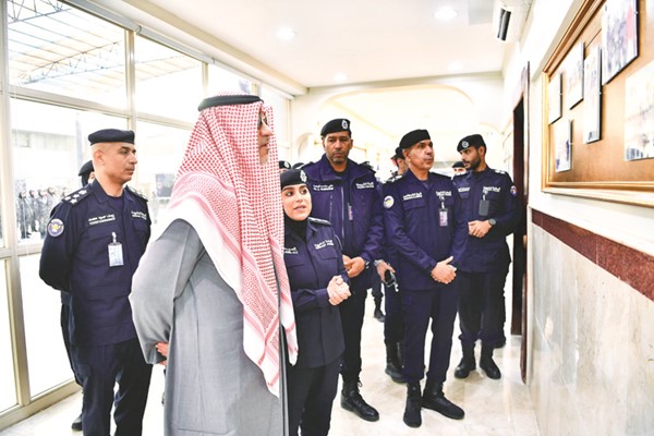 النائب الأول لرئيس الوزراء ووزير الدفاع ووزير الداخلية الشيخ فهد اليوسف خلال جولته في معهد الشرطة النسائية