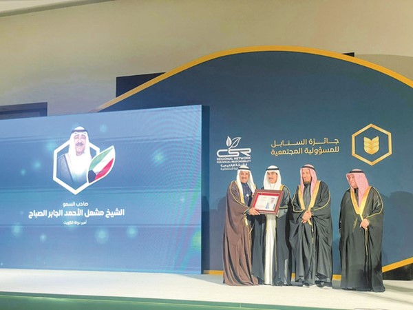 سفيرنا لدى مملكة البحرين الشيخ ثامر الجابر يتسلم جائزة صاحب السمو الأمير