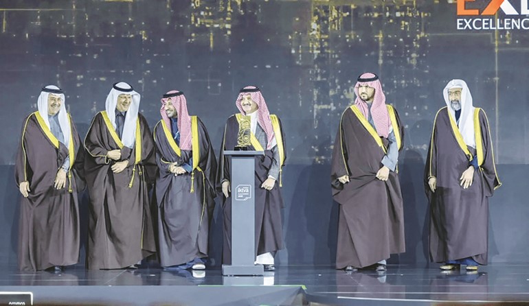 وزير الطاقة السعودي صاحب السمو الملكي الأمير عبدالعزيز بن سلمان وأمير المنطقة الشرقية صاحب السمو الملكي الأمير سعود بن نايف بن عبدالعزيز والرئيس التنفيذي لشركة أرامكو م. أمين الناصر خلال تكريم الفائزين بجوائز برنامج اكتفاء لعام 2025