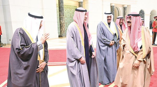صاحب السمو الأمير الشيخ مشعل الأحمد وفي وداعه سمو الشيخ أحمد النواف والشيخ فهد اليوسف والسفير أحمد فهد الفهد