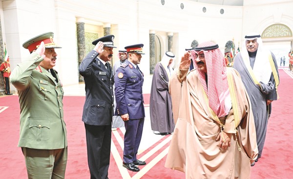 صاحب السمو الأمير خلال مغادرته وفي وداعه اللواء الركن طيار الشيخ صباح جابر الأحمد والفريق الشيخ سالم النواف والفريق الركن م. هاشم الرفاعي