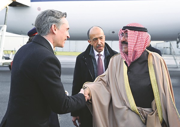صاحب السمو الأمير الشيخ مشعل الأحمد مصافحا قسطنطين إينيميه المدير التنفيذي للشراكة في مؤسسة الملك وهايجروف هاوس