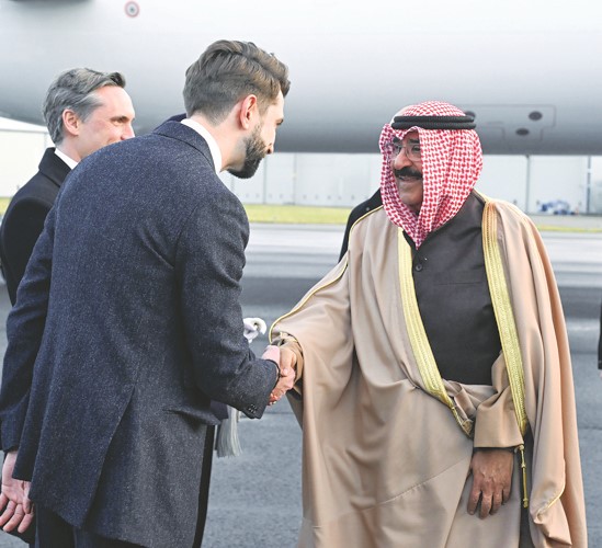 صاحب السمو مصافحا كولن ماكنزي بلاكمان المدير التنفيذي  للتطوير بمؤسسة الملك وهايجروف هاوس