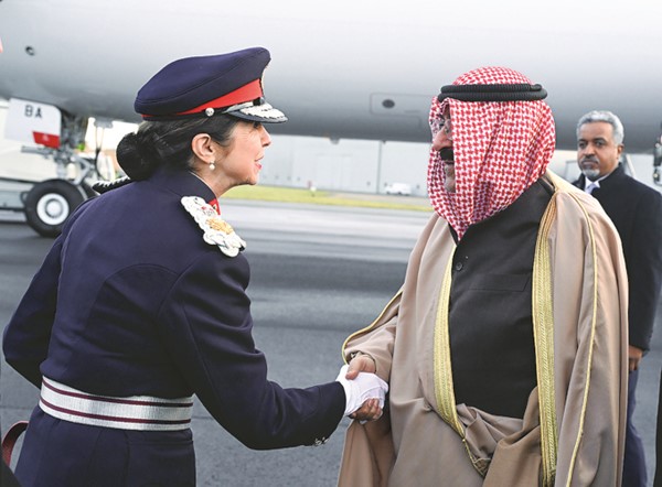 صاحب السمو الأمير الشيخ مشعل الأحمد لدى وصوله إلى أسكتلندا بالمملكة المتحدة وفي استقباله ممثل الملك تشالز الثالث لمنطقة  ايرشير وارن اللورد ايونا مكدونالدز