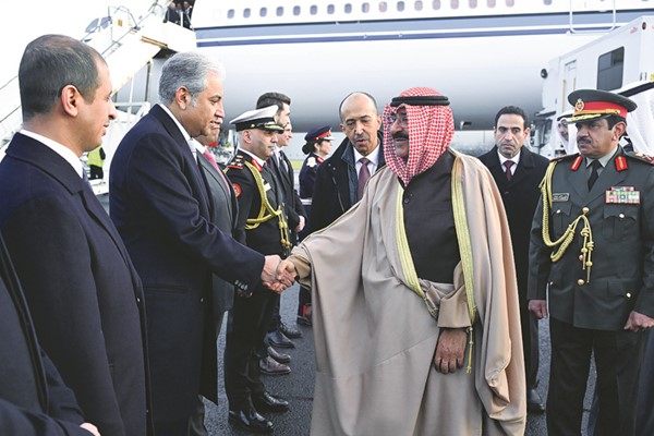 صاحب السمو الأمير الشيخمشعل الأحمد مصافحا مستقبليه  من أعضاء السفارة