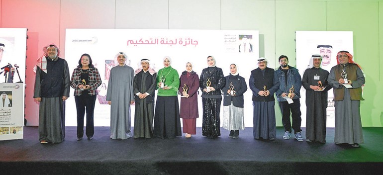 عبدالرسول سلمان وم.قصي الشطي مع الفنانين الفائزين بجوائز مسابقة إبراهيم الشطي للتراث الكويتي