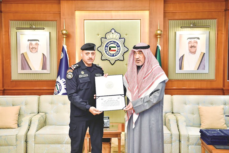 النائب الأول لرئيس مجلس الوزراء ووزير الدفاع ووزير الداخلية 
الشيخ فهد اليوسف مكرما العميد فهد عبدالعزيز