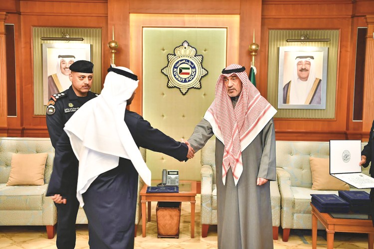 النائب الأول لرئيس مجلس الوزراء ووزير الدفاع ووزير الداخلية الشيخ فهد اليوسف مكرما أحد عناصر فرقة ضبط المحكوم