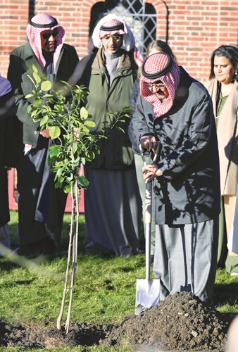 صاحب السمو الأمير الشيخ مشعل الأحمد يغرس شجرة في مقر مؤسسة الملك