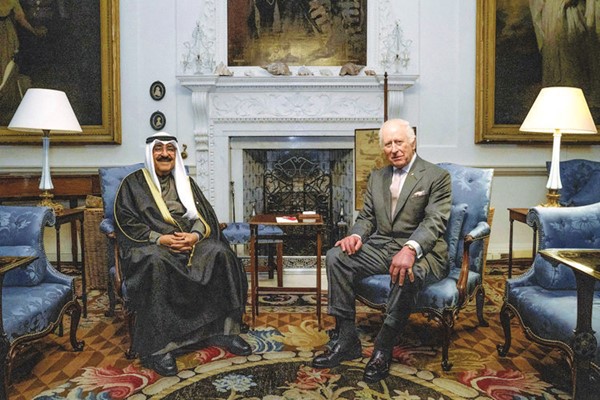 صاحب السمو الأمير الشيخ مشعل الأحمد خلال اللقاء مع الملك تشالز الثالث ملك المملكة المتحدة لبريطانيا العظمى وايرلندا الشمالية الصديقة في دمفريس هاوس