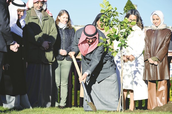 صاحب السمو الأمير الشيخ مشعل الأحمد خلال قيامه بغرس شجرة في مؤسسة الملك في دمفريس هاوس