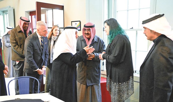 صاحب السمو الأمير الشيخ مشعل الأحمد يستمع إلى شرح عن أنشطة المركز بحضور المستشار محمد أبوالحسن وعبدالله اليحيا والشيخ خالد العبدالله والسفيرة بليندا لويس