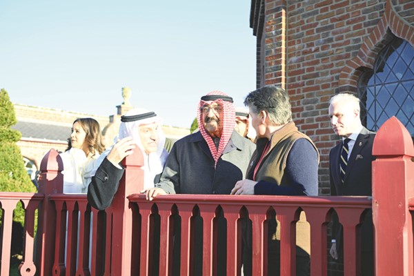 صاحب السمو الأمير الشيخ مشعل الأحمد خلال جولته في المركز التعليمي