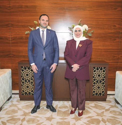 وفي لقطة مع نائب السفير الإيطالي كارلو تيدو