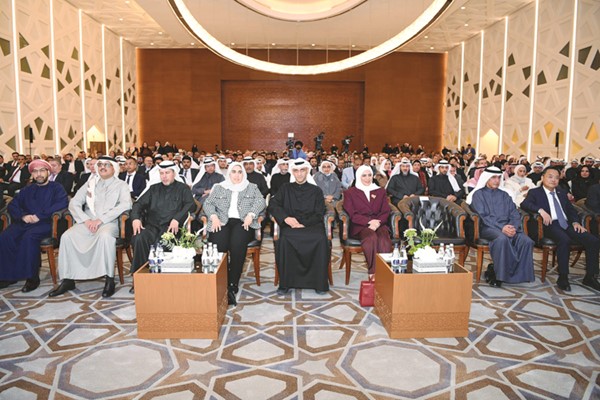 وزيرة المالية ووزيرة الدولة للشؤون الاقتصادية والاستثمار نورة الفصام والسفير السعودي سمو الأمير سلطان بن سعد والسفير العماني د.صالح الخروصي والسفير الصيني تشانغ جيانوي والعضو المنتدب للهيئة العامة للاستثمار الشيخ سعود سالم العبدالعزيز ووكيلة وزارة المالية أسيل المنيفي والمدير العام للمؤسسة العامة للتأمينات الاجتماعية بالتكليف أحمد الثنيان ومحافظ بنك الكويت المركزي باسل الهارون في مقدمة الحضور خلال الندوة التعريفية لوزارة المالية (قاسم باشا)