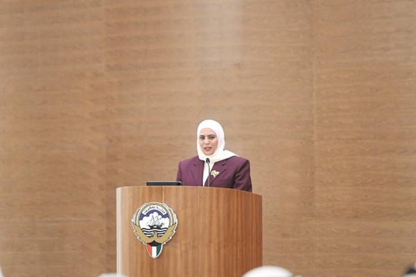 وزيرة المالية ووزيرة الدولة للشؤون الاقتصادية والاستثمار نورة الفصام ملقية كلمتها
