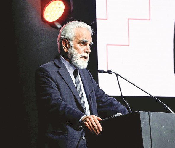 رئيس لجنة التحكيم الفنان القدير رفيق علي أحمد