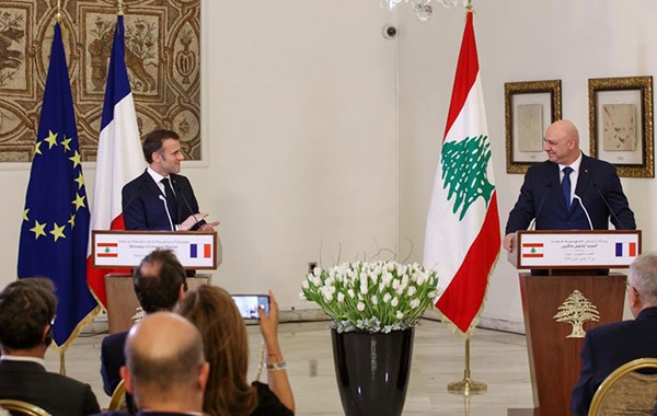 الرئيسان اللبناني جوزف عون والفرنسي إيمانويل ماكرون خلال في مؤتمر صحافي مشترك في قصر بعبدا (محمود الطويل)