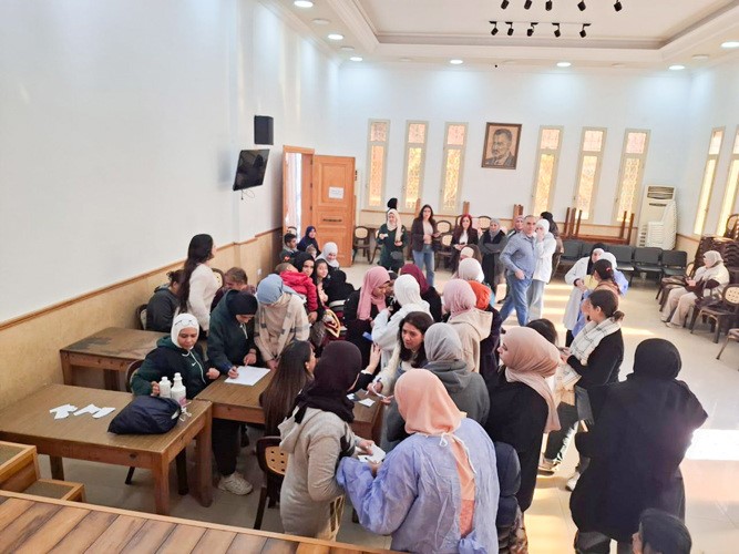 مرضى في احد مراكز الرعاية الصحية الأولية في بلدات اقليم الخروب بقضاء الشوف