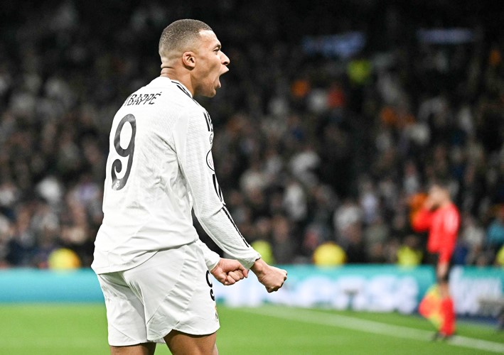 Real Madrids French forward #09 Kylian Mbappe celebrates scoring his teams first goal during the Spanish Copa del Rey (Kings Cup) last 16 first leg football match between Real Madrid CF and RC Celta de Vigo at the Santiago Bernabeu stadium in Madrid on January 16،2025. (Photo by JAVIER SORIANO/ AFP)