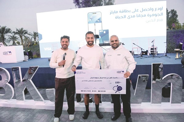 تكريم الفائزين بالمركز الأول في بطولة البادل فئة الرجال