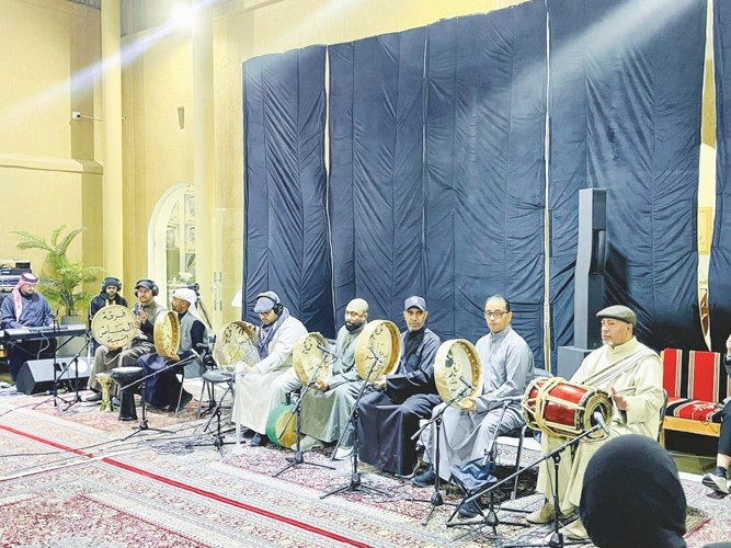 من أجواء الجلسة في جمعية الفنانين الكويتيين