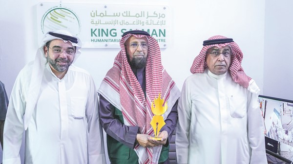 رئيس التحرير الزميل يوسف خالد المرزوق ونائب رئيس التحرير الزميل عدنان خليفة الراشد يكرمان مدير مركز الملك سلمان للإغاثة والأعمال الإنسانية في اليمن صالح الذيباني