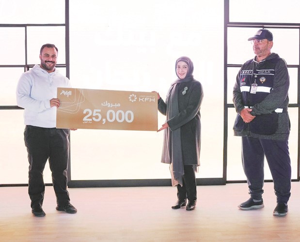 نهال المسلم مع الفائز بسحب الرابح بحضور ممثل وزارة التجارة والصناعة
