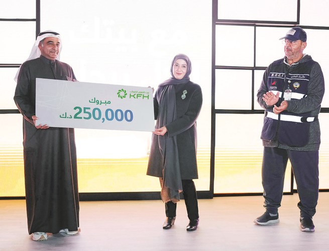 نهال المسلم مع الفائز بربع مليون دينار ومع ممثل وزارة التجارة