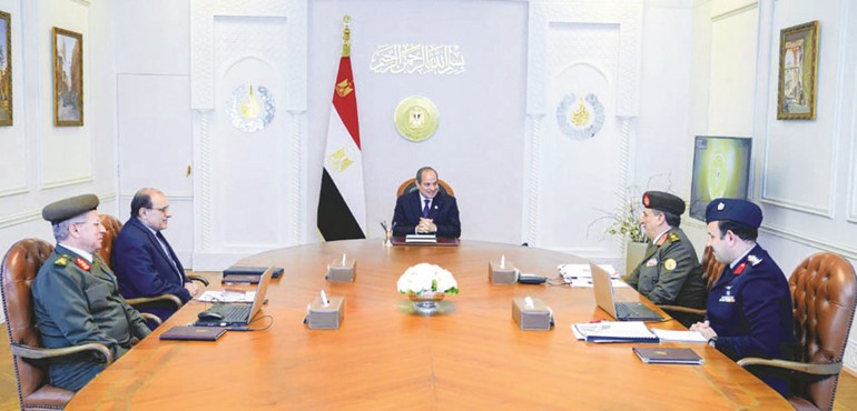 الرئيس عبدالفتاح السيسي خلال اجتماعه مع عدد من المسؤولين