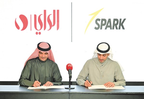 عبدالمحسن البابطين وخالد الساير خلال توقيع الاتفاقية