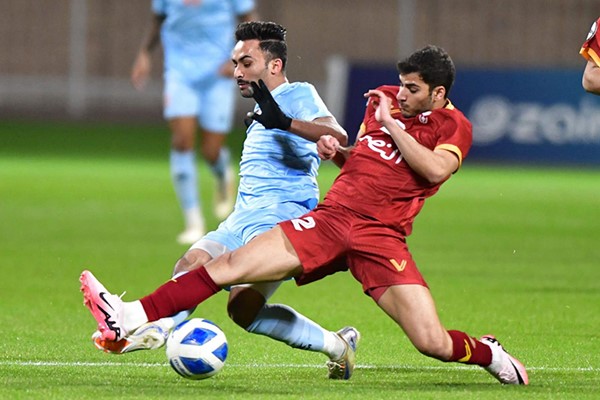  مدافع النصر أحمد اليحيى يوقف مهاجم كاظمة مشعل الشمري