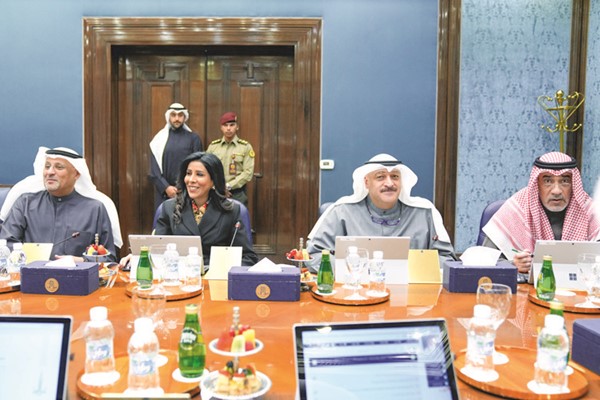 النائب الأول لرئيس مجلس الوزراء ووزير الدفاع ووزير الداخلية الشيخ فهد اليوسف ود.أحمد العوضي ود.نورة المشعان وعمر العمر