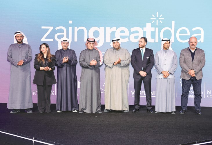 نواف الغربللي متوسطا مالك حمود وحمد المرزوق ووليد الخشتي وأندرو حنا وهيا المانع ودخيل الدخيل في لقطة جماعية