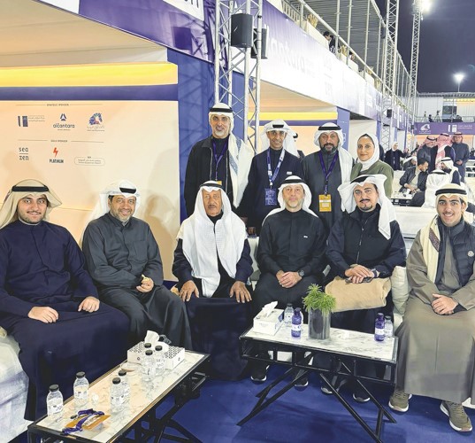 جواد بوخمسين وأنور بوخمسين ورائد بوخمسين وبهاء السليمي وأحمد السليمي وجواد أنور بوخمسين 
في لقطة جماعية مع فريق KIB