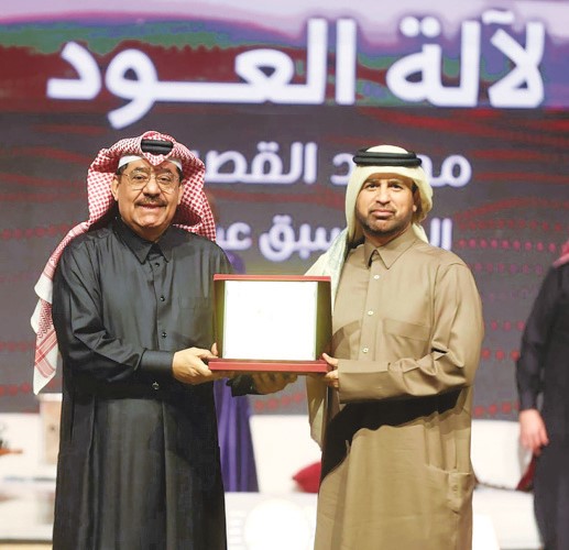 د. خالد السليطي مكرما عبدالعزيز جاسم الهيدوس