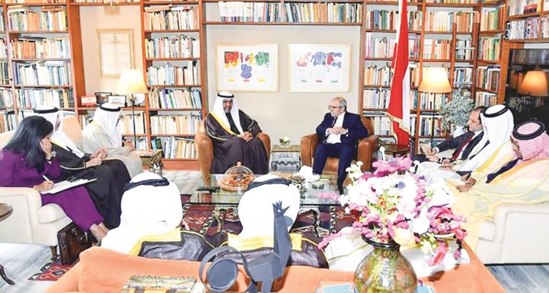 الرئيس المكلف تشكيل الحكومة اللبنانية د. نواف سلام خلال اللقاء مع وزير الخارجية عبدالله اليحيا والأمين العام لمجلس التعاون الخليجي جاسم البديوي والوفد المرافق لهما