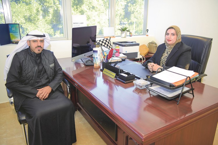 رئيس قسم مختبرات الصحة العامة في إدارة الصحة العامة بوزارة الصحة د.سارة القبندي مع الزميل عبدالكريم العبدالله(محمد هاشم)