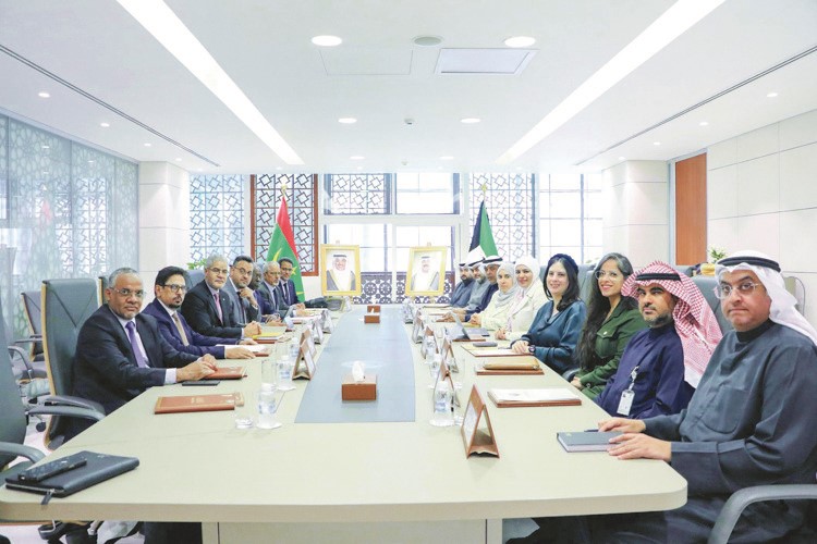 وزيرة المالية ووزيرة الدولة للشؤون الاقتصادية والاستثمار م.نورة الفصام ووزير الاقتصاد والمالية الموريتاني سيد أحمد ولد أبوه خلال الاجتماع بحضور وفدي البلدين