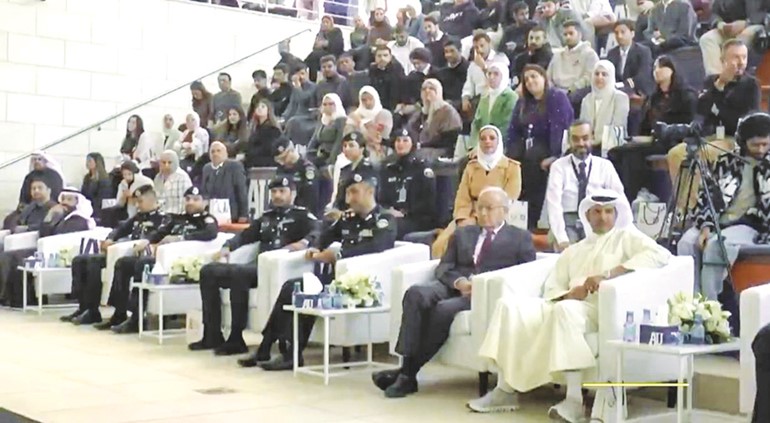 الكادر التدريسي والطلبة يستمعون لمحاور ونقاط قانون المرور الجديد