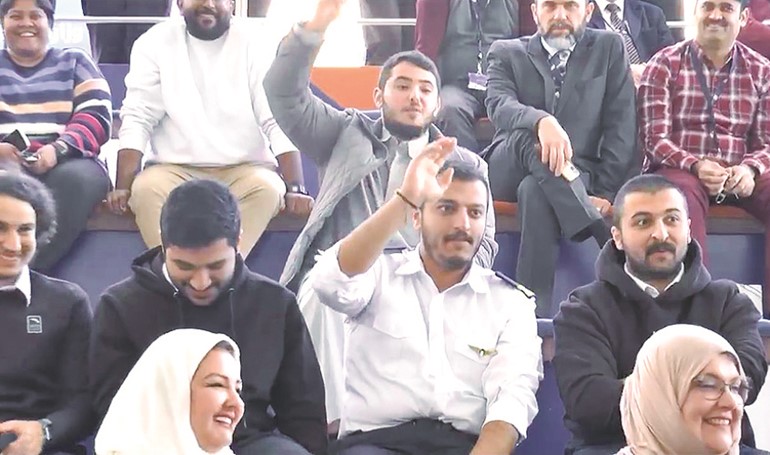 مشاركة وتفاعل طلابي خلال المحاضرة المرورية