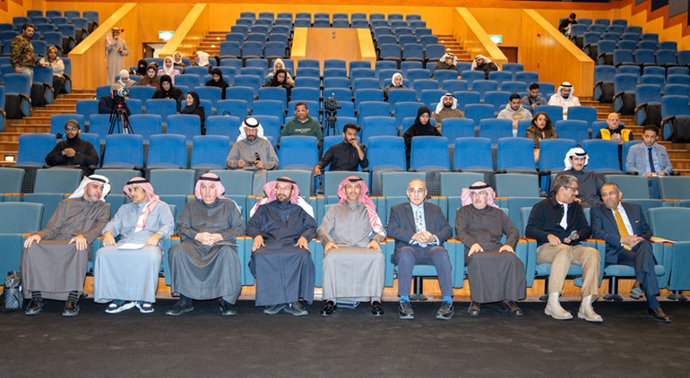 د.محمد الجسار في مقدمة الحضور